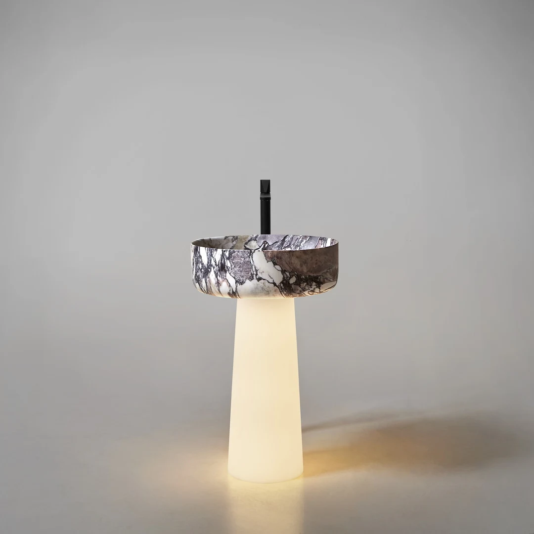 Lavabo Albume Lux avec vasque Calacatta Viola et pied lumineux, vue de face en studio.