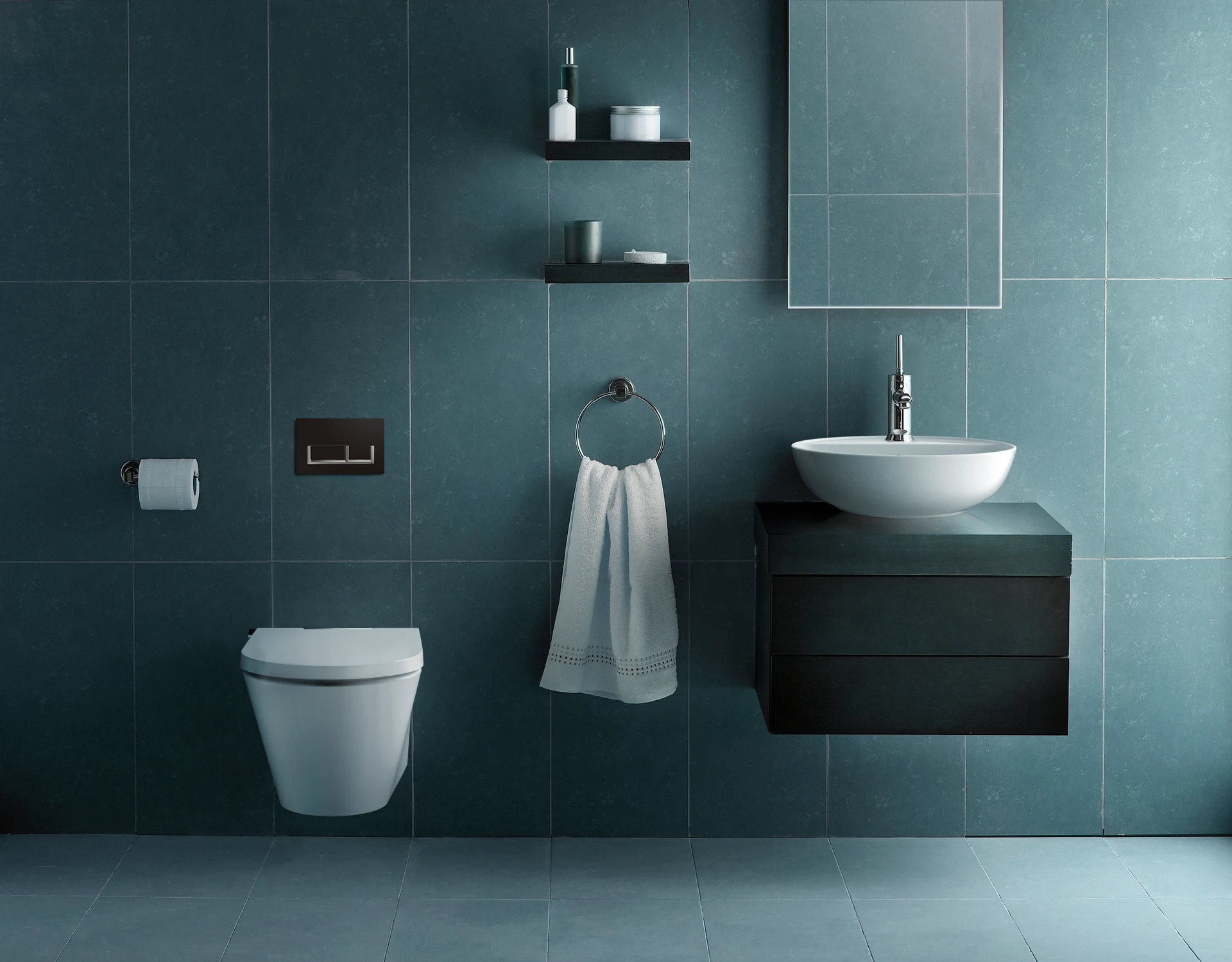 AXENT.ONE PLUS suspendue dans une salle de bain sombre avec lavabo.