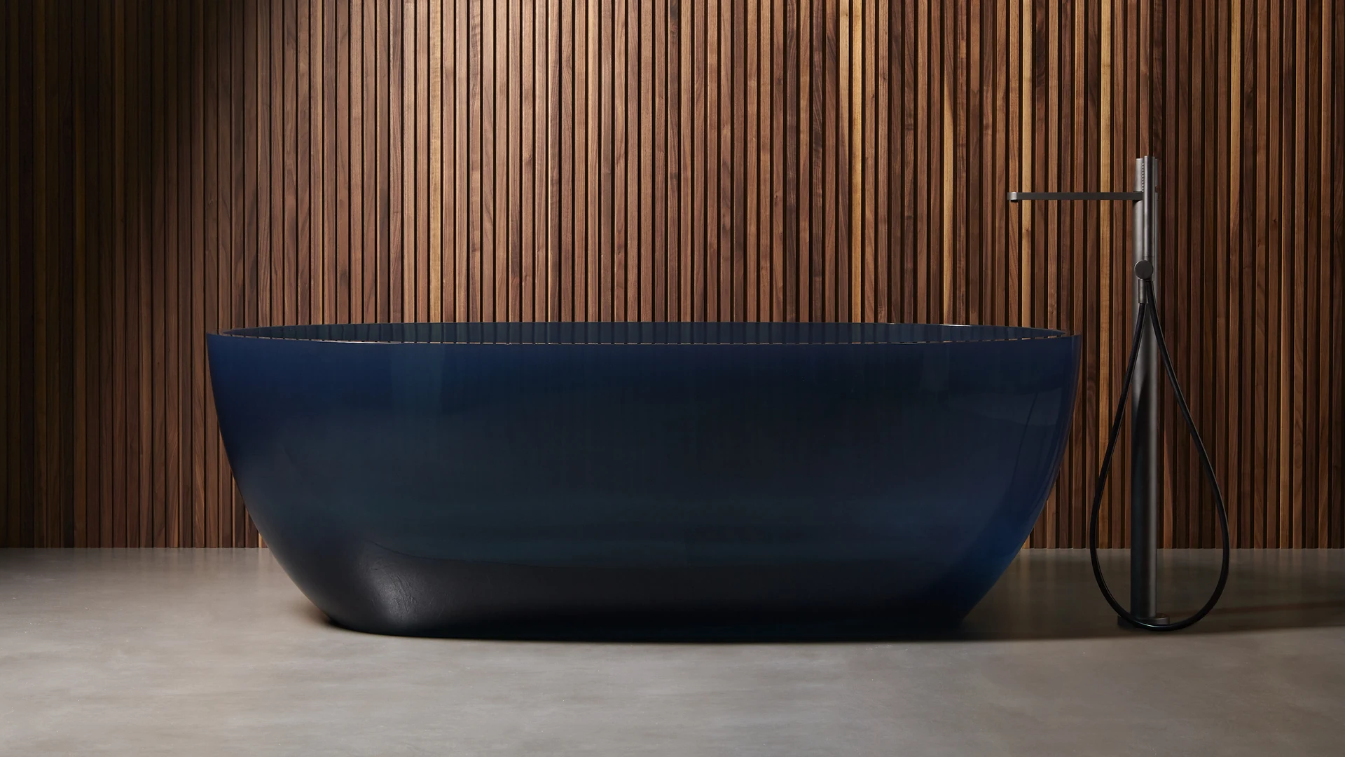 Baignoire Reflex bleue devant une paroi de bois à lattes.